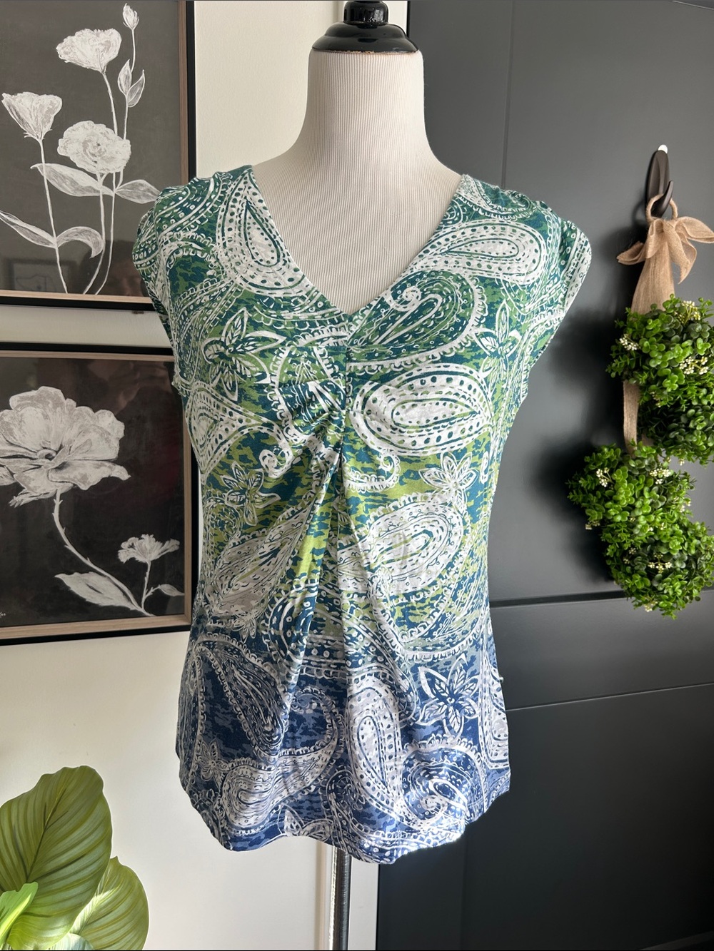 💙🍃 M V-Neck Twist Front Paisley Print stretchy knit Top - Green & Blue
